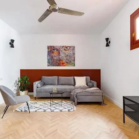 Апартаменты Spacious In The Gothic *
