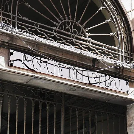 Апартаменты Spacious In The Gothic