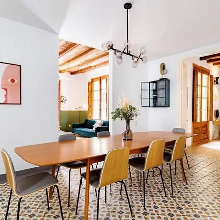 Spacious In The Gothic Apartament