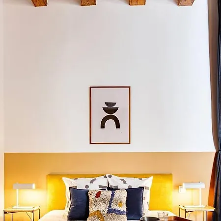 Spacious In The Gothic Apartament *