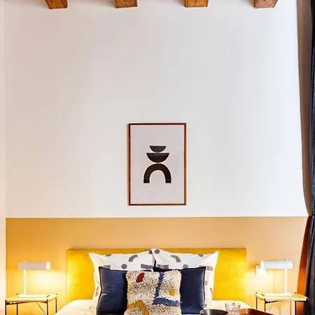 Spacious In The Gothic Apartament